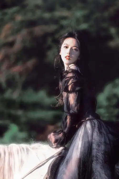 极品美女神仙颜值黑裙白马养眼写真图片