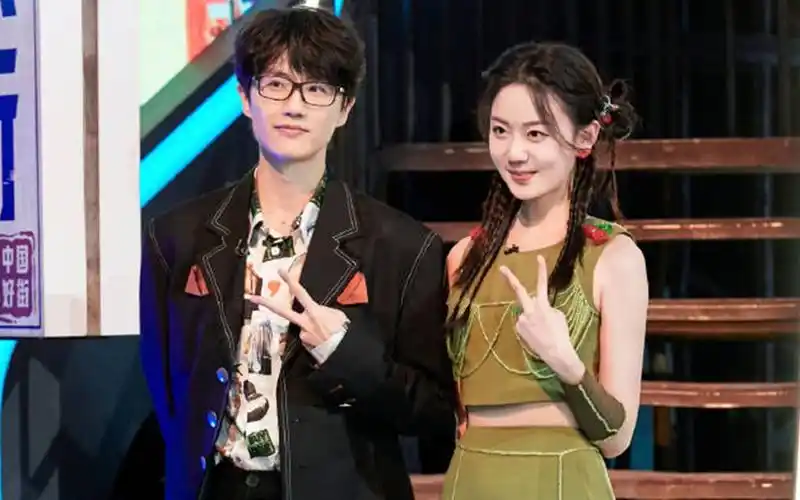 因解约闹掰?许嵩女朋友冯禧主持综艺遭打码,网友为其打抱不平