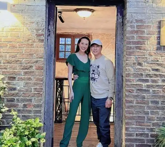 甄子丹的妻子汪诗诗和丈夫在深圳看完房后赶忙去支持沈腾