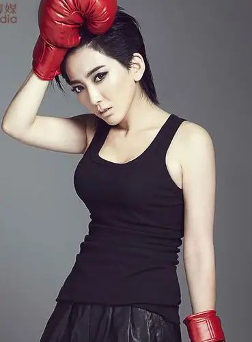 刘忻新曲花花世界首播遨游摇滚世界释放自我