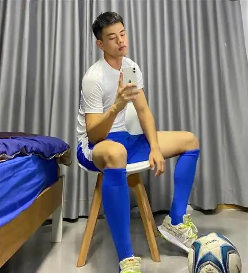 身高176穿着长筒袜的大长腿体育生果然体院的男生长得都不丑