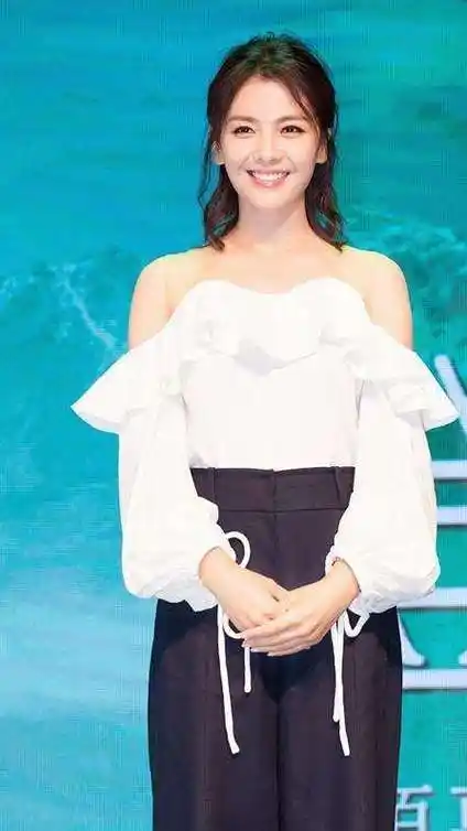 过了50岁的女人建议尝试刘涛这4种阔腿裤穿搭干练又优雅