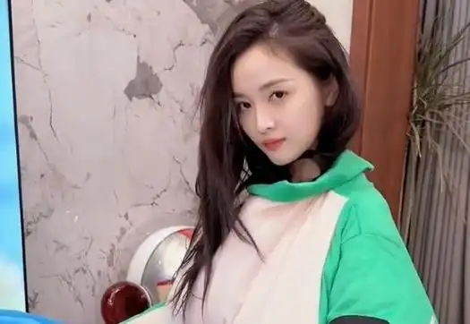 但是过分白的牙齿却让人感带不是那么自然,吴宣仪在《创造营》播出的