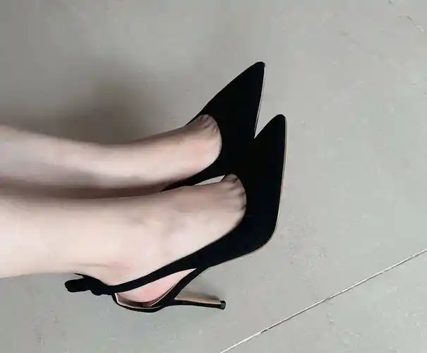 黑色细高跟鞋有多经典?穿上它也能有同样的魅力!_女性_鞋子_气质
