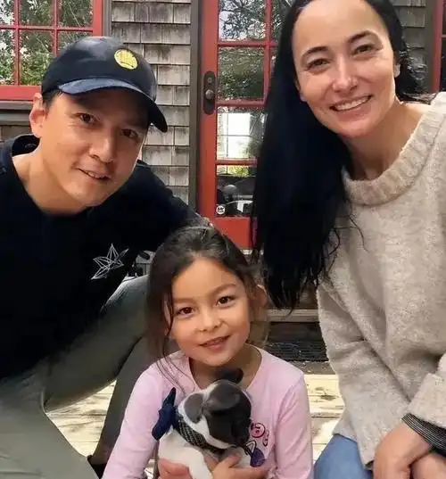 吴彦祖与lisa恩爱多年并育有一女,有人说娱乐圈如今这样爱老婆顾家的