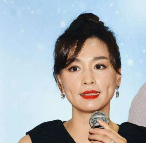 张庭真实素颜照曝光,肤色蜡黄像村妇,网友吐槽:还没素人漂亮