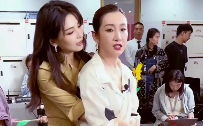 【刘涛&秦海璐】最喜欢看亲闺蜜拍戏贴贴花絮,可以无限上升到真人