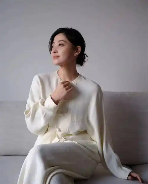 看了47岁梅婷的打扮,我悟了:衣基础,裙过膝,才是真正的优雅