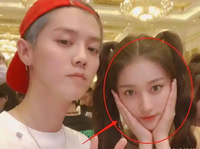 孙如云撞脸黄子韬后,与鹿晗合影被嘲撞脸关晓彤,回复尽显高情商_照片