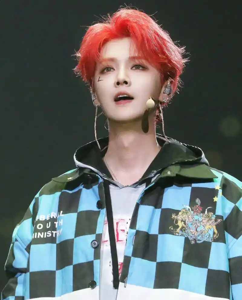 鹿晗红头发也好好看啊!