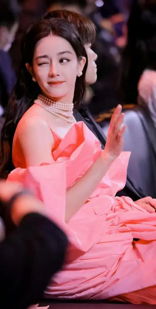 迪丽热巴太美了!保存起美图做壁纸!