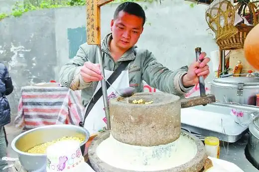 正南齐北 点击图片查看下一页   80后巫大永仍在磁器口一带卖豆浆