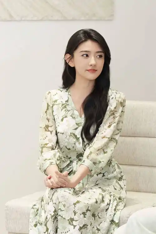 梁洁草绿云纹连衣裙优雅写真