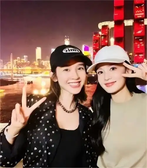 不是吧!当年被全网嘲笑的唐艺昕伴娘团,如今个个高攀不起