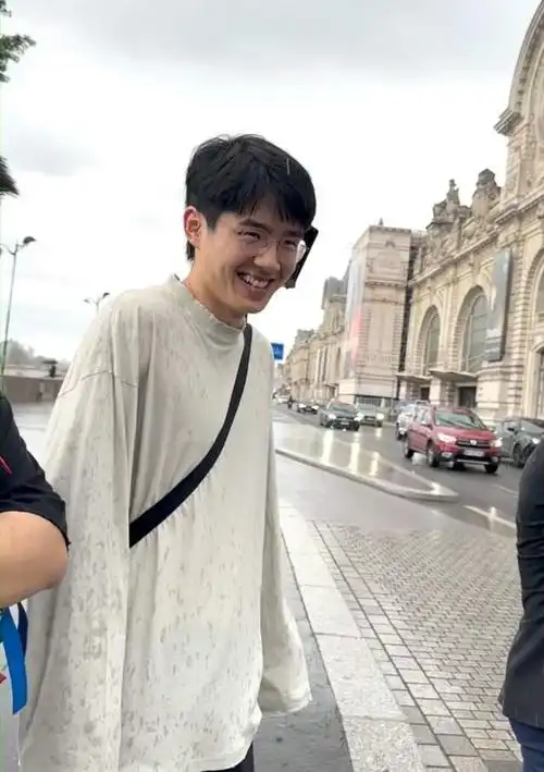 私下胡子拉碴毁形象,被批邋遢浑身臭味|刘昊然|胡子|留胡子_新浪新闻