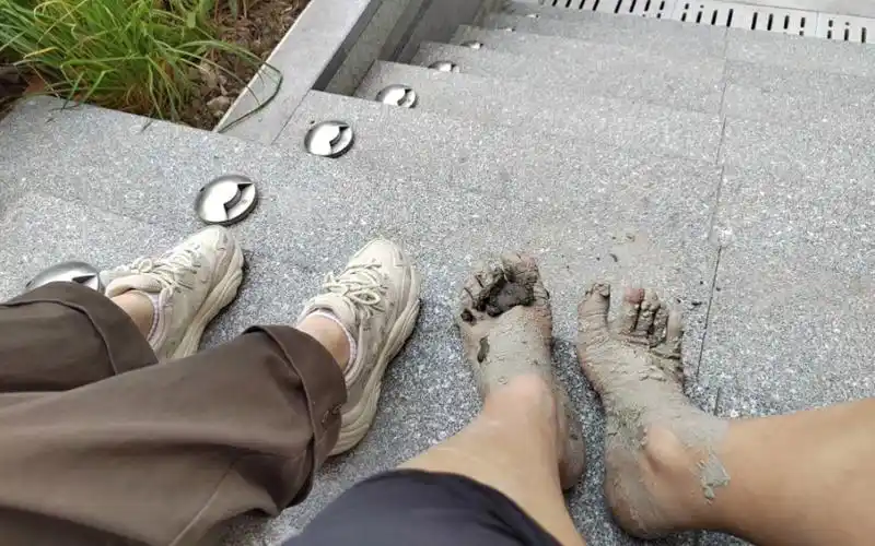 图集:光脚出门和朋友玩