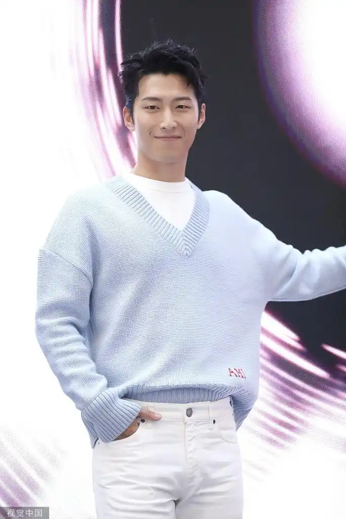 窦骁打扮温文尔雅秒变魅力"学长" 笑容可掬帅气迷人