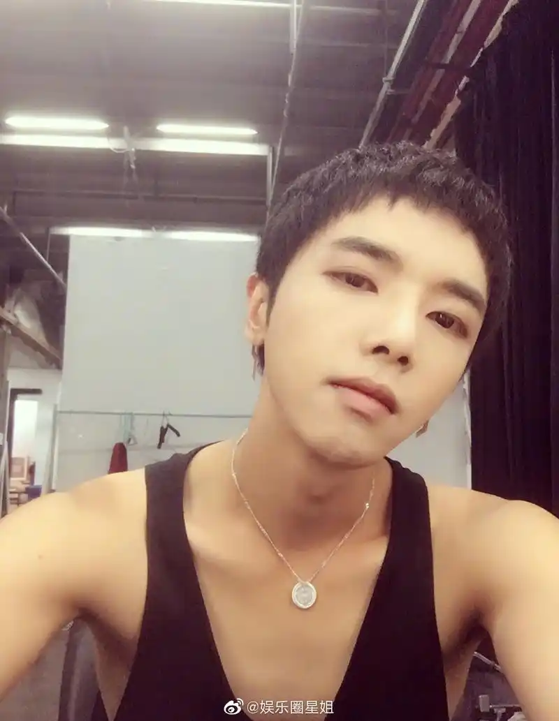 必须拥有华晨宇的姓名!素颜花,可盐,可甜,可萌,可man.