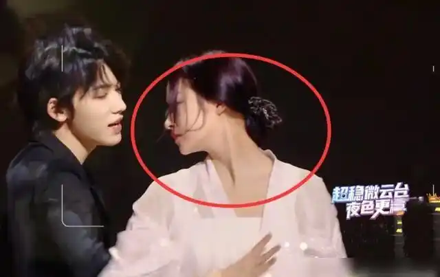 关晓彤宋亚轩对舞,扭头时两人差点亲上,女方的下意识反应太现实|鹿晗