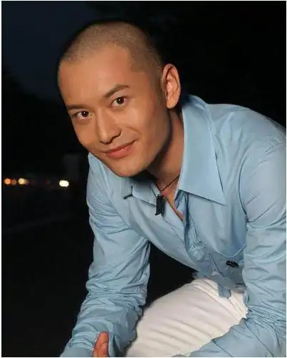 男星罕见光头照:孙红雷霸气,黄晓明帅气,他的光头照最让人生气