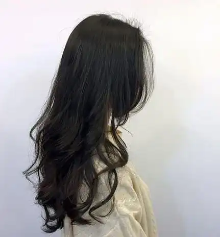 适合时尚女生的中长发烫发,刘海中分,头发烫螺旋卷,染上黄棕色,时尚