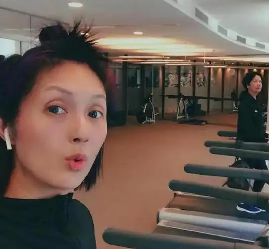 杨千嬅参加儿子小学毕业典礼,穿着打扮接地气,素颜状态不如常人