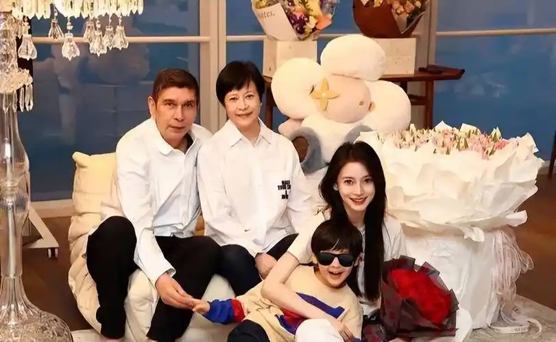 混血父亲和小海绵罕见亮相,颜值爆表!_杨颖_祝福_家人