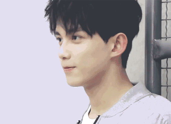 吴磊微笑抿嘴可爱画报拍摄gif动图_动态图_表情包下载_soogif