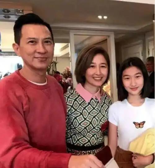 张家辉一家三口同框58岁关咏荷一脸沧桑像老太太