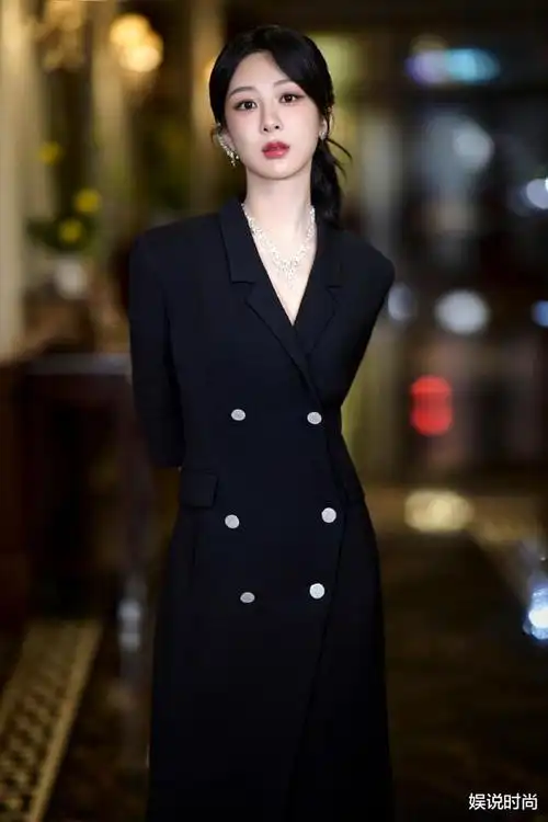 刘亦菲和周雨彤休闲时尚的穿搭不如杨紫的黑色开叉长裙有气质