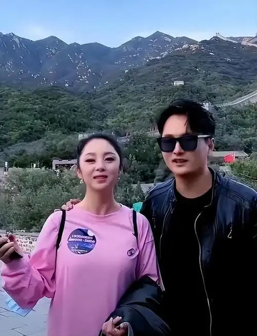 歌手云飞成名后与妻子离婚二婚娶小10岁娇妻如今的他怎样了