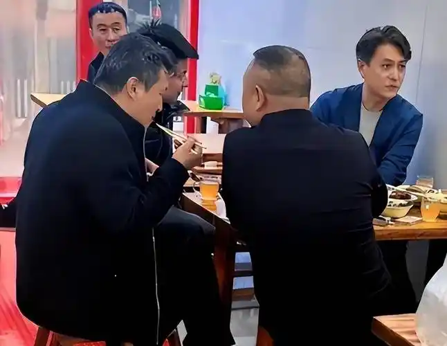46岁靳东回老家吃苍蝇馆,与仨发小同桌吃饭疑被疏远,网友:寒心_身份