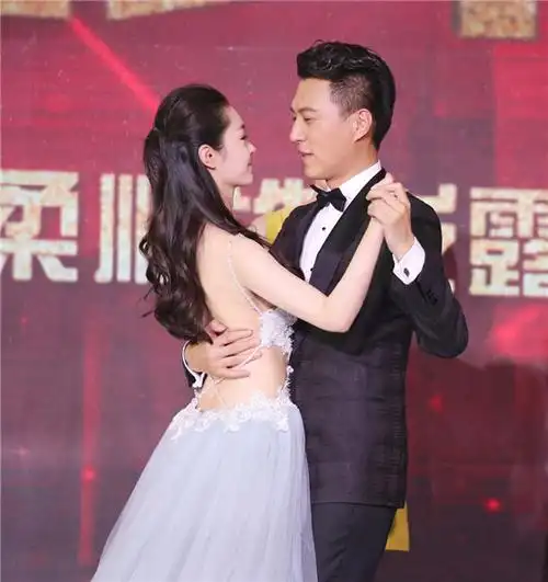 国剧盛典宋轶露美背与靳东牵手跳舞