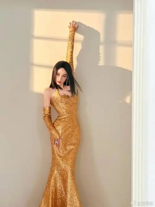 秀性感身材美貌迷人|闪钻|抹胸裙|迪丽热巴_新浪新闻
