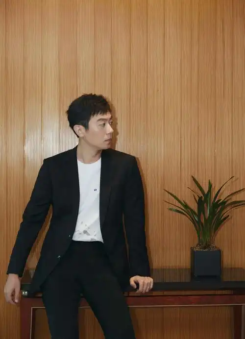 当天,朱亚文身穿黑色休闲西装帅气亮相,低调中彰显迷人魅力.