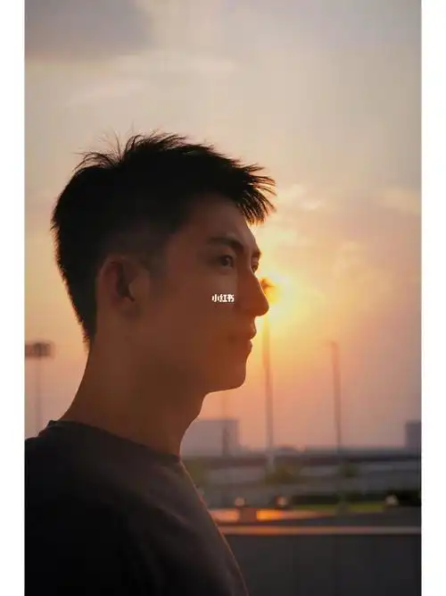 黄景瑜的侧脸与背影