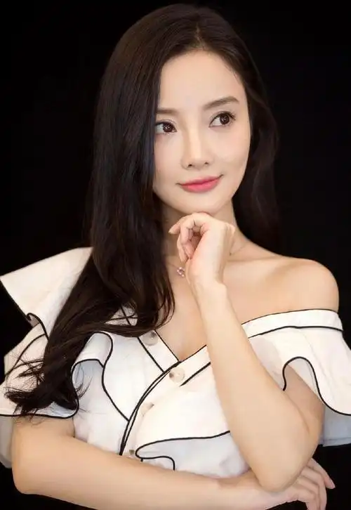 李小璐一袭v领短裙大秀美肩性感锁骨线微卷长发妩媚动人