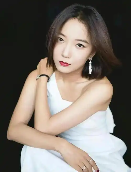 干练时尚的王珞丹,楚楚动人,温婉秀丽的写真照!__财经头条