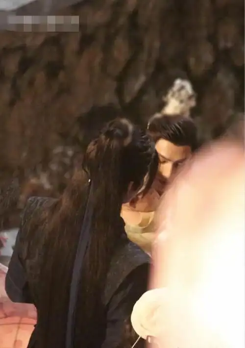 皓衣行陈飞宇罗云熙带娃路透3人一起逛夜市很有爱