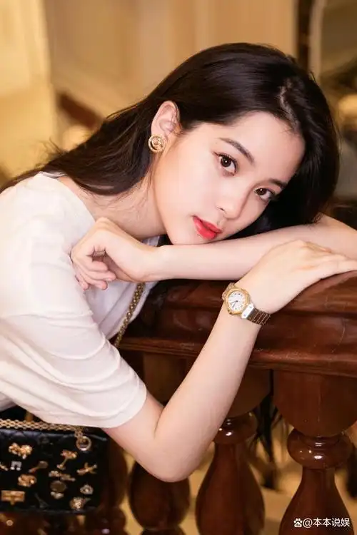 欧阳娜娜夏日风情写真引发争议,个性展现还是心机行为?