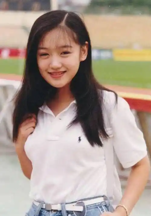 薛佳凝,一个土生土长的东北姑娘,因出演《粉红女郎》中的哈妹而为观众