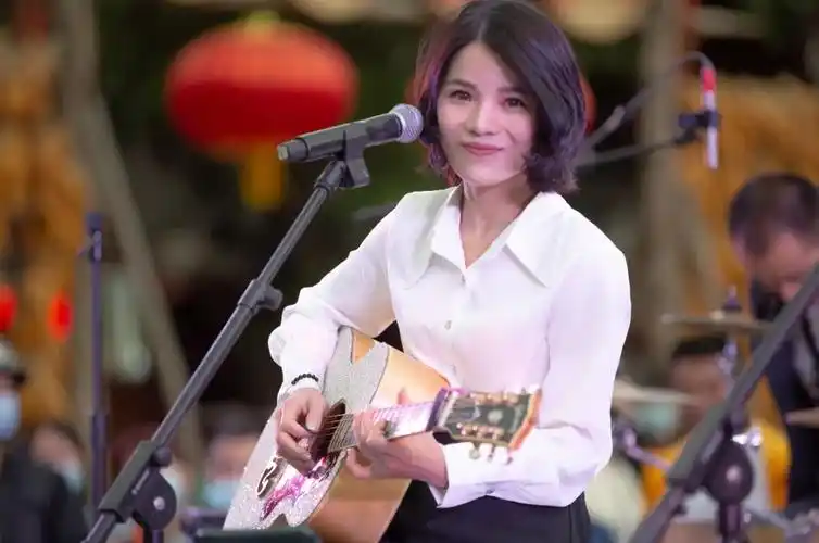 夏先生和四姑娘为大学校友,因有着相同的音乐梦想,求学期间便开始组建