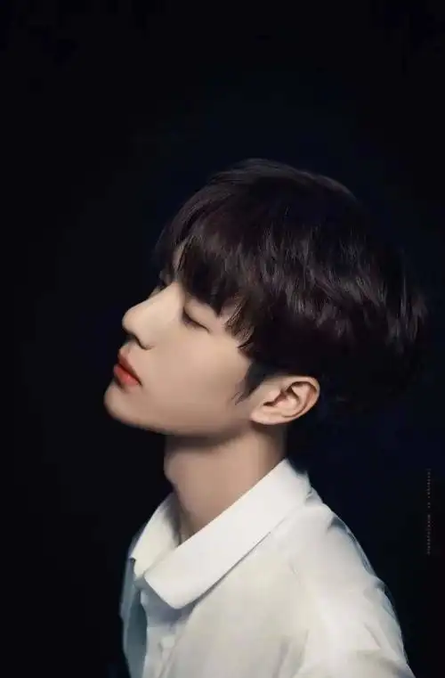 男明星侧颜杀,王一博魅惑,肖战俊朗,看到他:少女心融化了!