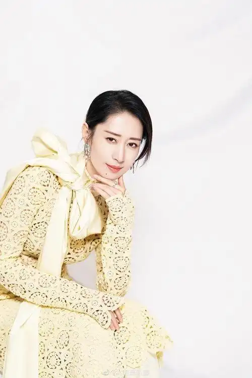 没想到刘敏涛这么美白色羽毛连衣裙加身与平时判若两人