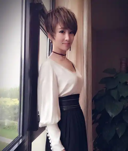 吴京妻子带儿理发,穿29元上衣由保姆照顾,低头玩手机被指不称职_谢楠