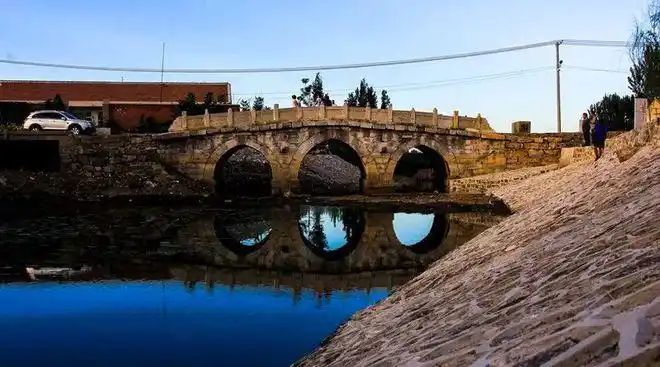 位于唐山市玉田县城西十五华里彩亭桥镇西的古兰泉河上,此桥建于金代
