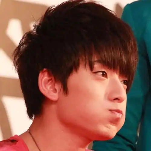 月饼脸可爱男生嘟嘴卖萌头像