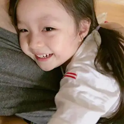 嘟嘴剪刀手卖萌