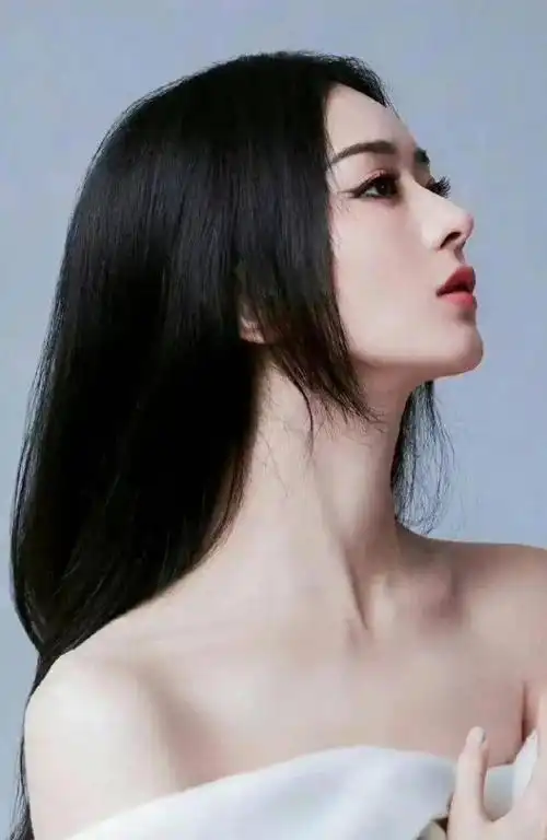 赵丽颖黑发公主切惊艳十足白色毛呢外套大秀曲线妥妥大女主