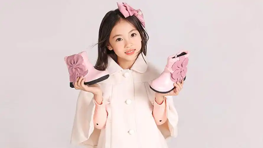 冬季小女孩穿上靴子,可爱又时尚